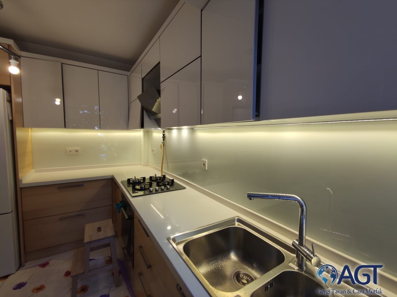 Beyaz renk mutfak tezgah üstü cam panel