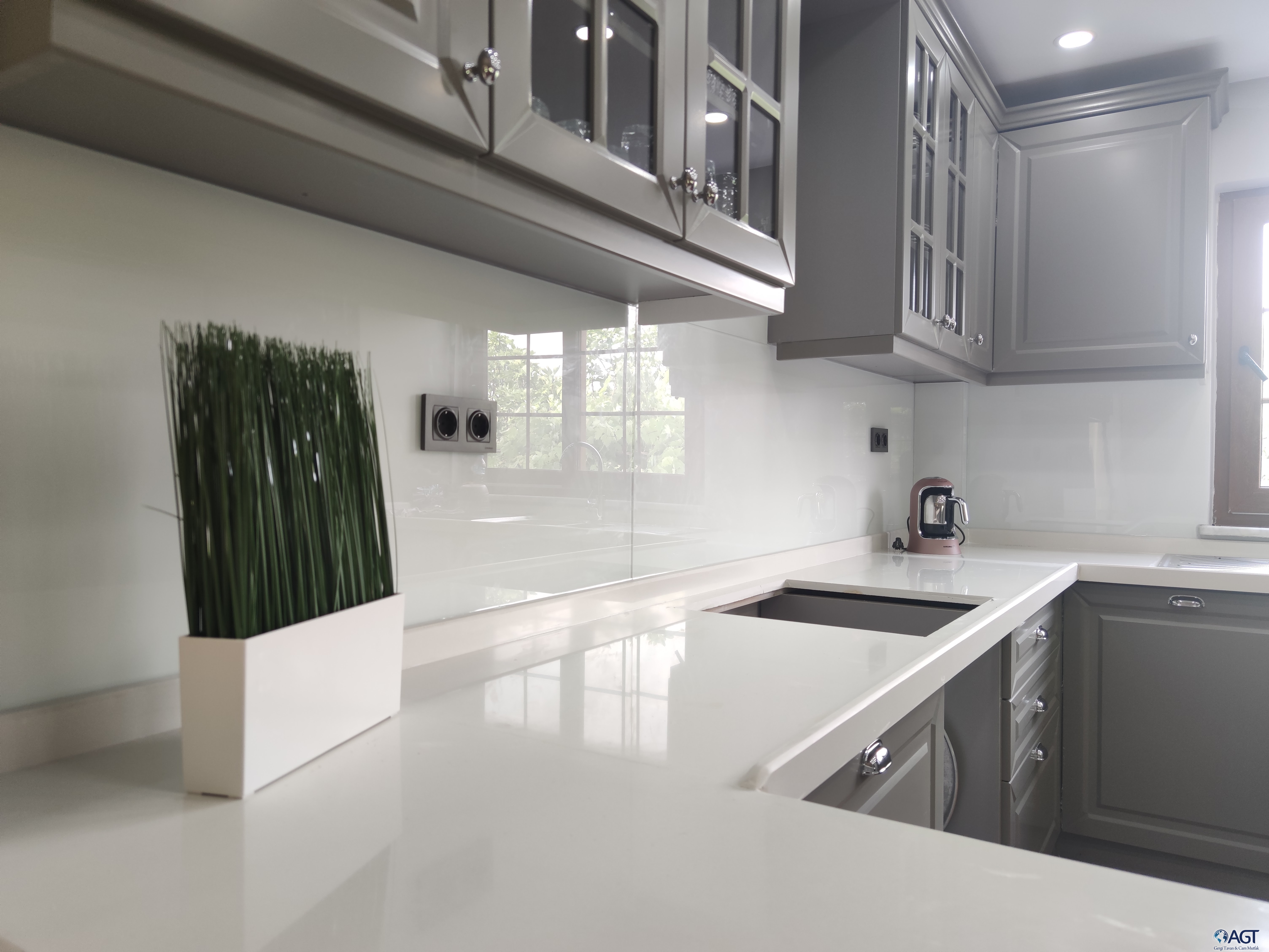 Beyaz renk mutfak tezgah üstü cam panel